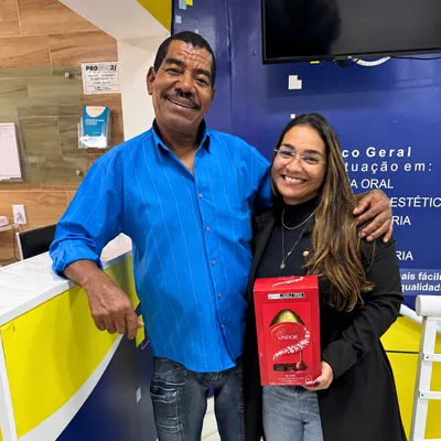 Homem de camisa azul e mulher na recepção da Mike.