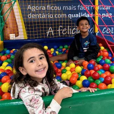 Duas crianças brincando na piscina de bolinhas da Mike.