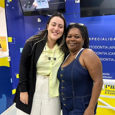 Duas mulheres sorrindo juntas na recepção da Mike.