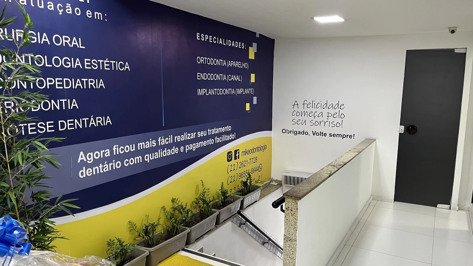 Entrada e área de circulação da Mike Odontologia em Niterói